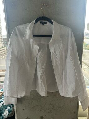 White Cropped Button-Up Shirt with Subtle Dot Detaily